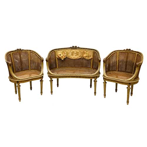 Sub.:18 - Lote: 1353 -  Conjunto de dos sillones y canap� de estilo Luis XVI en madera tallada y policromada con rejilla ca.1900. Desperfectos.