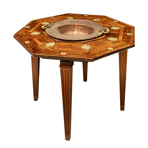 Sub.:18 - Lote: 306 -  Tarima de brasero de forma octogonal con aplicaciones en bronce transformada en mesa. S. XVIII