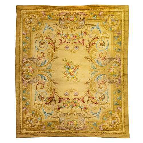 Sub.:18 - Lote: 1351 -  Alfombra en lana de nudo espa�ol con decoraci�n neocl�sica y veneras en las esquinas.