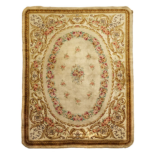 Sub.:18 - Lote: 1355 -  Alfombra de nudo espa�ol con borde de motivos vegetales, enmarcando medallon central con orla de flores y campo beige. Peque�o desperfecto.