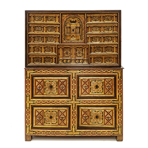 Sub.:18 - Lote: 1277 -  Bargue�o dorado con taquill�n s. XVII con restauraciones, falta tapa. Realizado en madera de nogal, columnas y aplicaciones de hueso policromado. Herrajes en hierro. La parte superior se compone de 10 gavetas, puerta capilla central y caj�n doble con secreto. El taquill�n se compone de dos puertas y dos cajones.