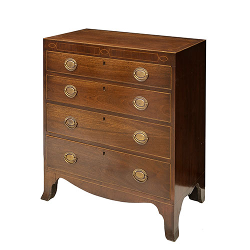 Sub.:18 - Lote: 208 -  C�moda eduardiana con cuatro cajones. En madera patinada.