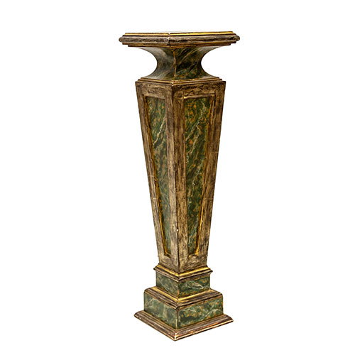 Sub.:18 - Lote: 225 -  Columna de tronco piramidal invertido, policromada y marmoreada.