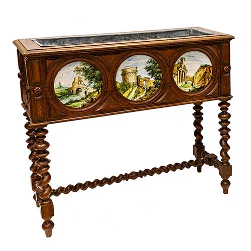 Sub.:18 - Lote: 226 -  Jardinera en madera de roble, con porcelanas pintadas y patas torneadas.