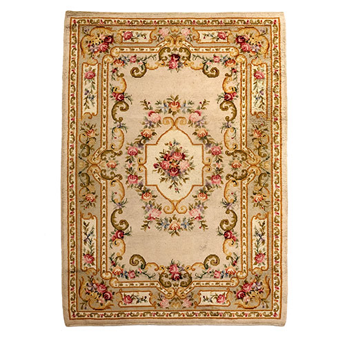 Sub.:18 - Lote: 1196 -  Alfombra de nudo espaol en lana, con medallon central floral, campo beige y cenefa decorada con motivos florales.