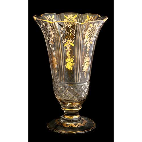 Sub.:18 - Lote: 1332 -  Gran jarr�n en cristal tallado con detalles en dorado.