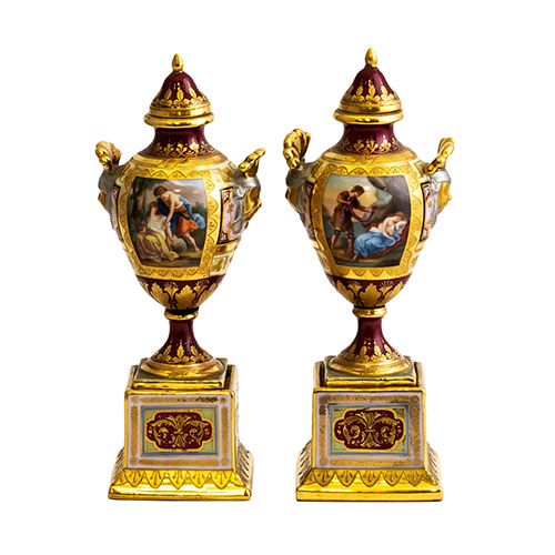 Sub.:18 - Lote: 333 -  Pareja de jarrones realizados en porcelana de Vienna con representaciones centrales. Sello en la base.