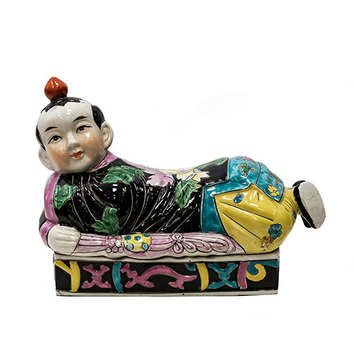Sub.:18 - Lote: 372 -  Caja realizada en porcelana con representacin de nio chino tumbado.
