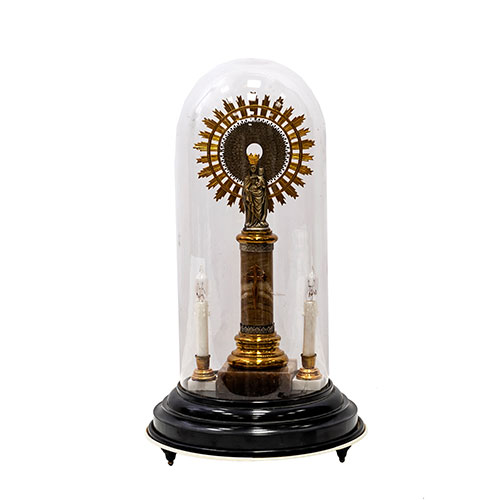 Sub.:18 - Lote: 312 -  Virgen del Pilar acompaada de dos velas. Con fanal vidriado y peana circular en madera.