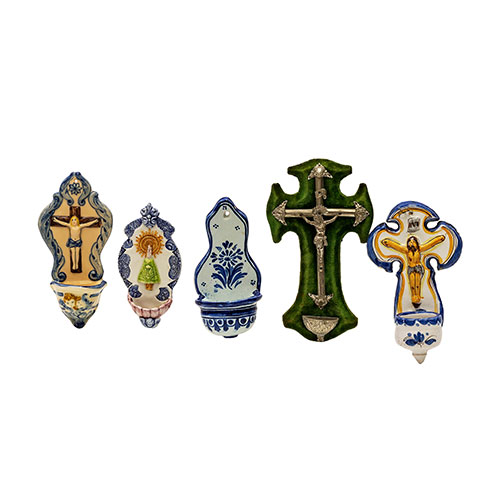 Sub.:18 - Lote: 234 -  Lote de cinco aguabenditeras. Cuatro realizadas en cer�mica y una en metal plateado. Dos de ellas con sello en la base.