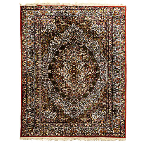 Sub.:18 - Lote: 1348 -  Alfombra oriental en lana con medall�n central y borde con repetici�n de temas florales. Buena conservac�on.