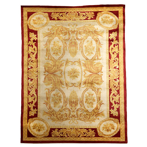 Sub.:18 - Lote: 1349 -  Alfombra en lana con orla exterior granate, campo beige con decoraci�n de guirnaldas en oro. Buena conservaci�n.