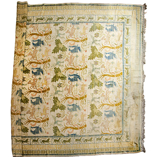 Sub.:18 - Lote: 171 -  Alfombra espa�ola r�plica de los modelos de Cuenca, en lana con decoraci�n de animales en tonos beige, azul y verde. Desgastes en un lateral. Realizada por la Fundaci�n General�simo Franco, a�os 50. 