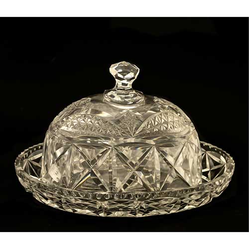 Sub.:18 - Lote: 1335 -  Mantequillera en cristal tallado