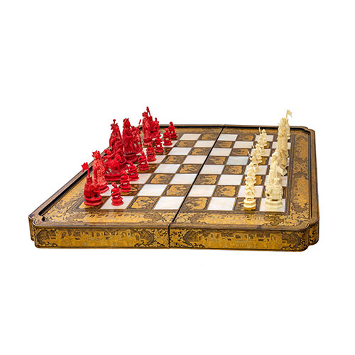 Sub.:18 - Lote: 1274 -  Juego de ajedrez con tablero realizado en laca y n�car. Figuras realizadas en marfil (falta un pe�n y un alfil). Filipinas s. XIX.
