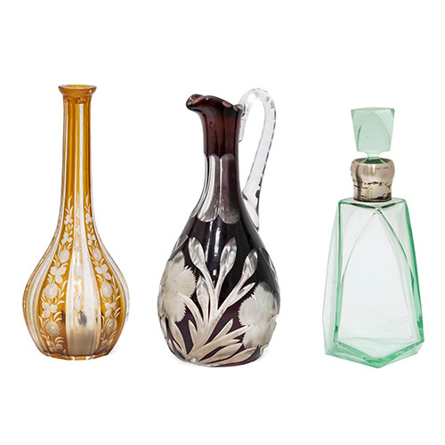 Sub.:18 - Lote: 1299 -  Lote de jarra en cristal tallado y botella en �mbar sin tap�n y licorera verde con tap�n de plata.