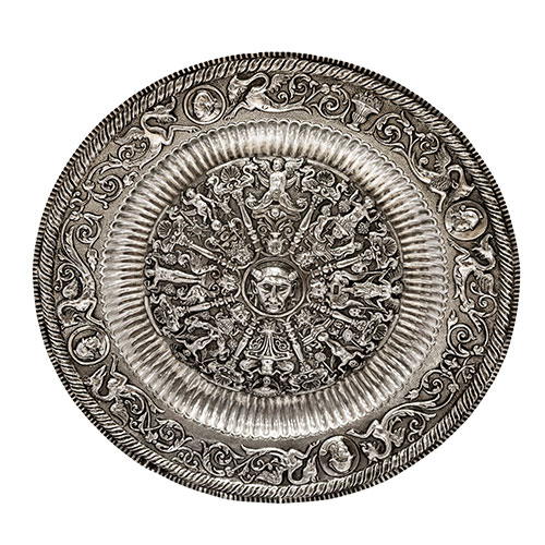 Sub.:18 - Lote: 1161 -  Plato repujado en plata con motivos renacentistas. Peso: 344 gr.