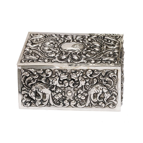 Sub.:18 - Lote: 1153 -  Caja repujada en plata con motivos renacentistas. Peso 494 gr