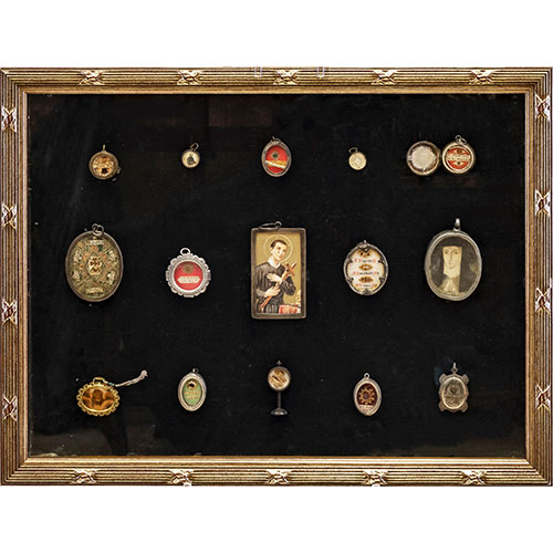 Sub.:18 - Lote: 1372 -  Marco con 15 relicarios en plata y metal.