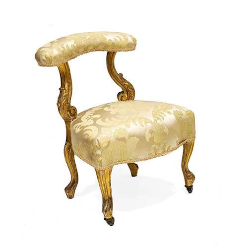 Sub.:18 - Lote: 1374 -  Butaca peque�a estilo imperio, con tapicer�a en seda.