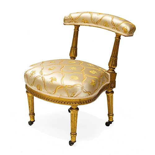 Sub.:18 - Lote: 1375 -  Butaca peque�a estilo imperio, con tapicer�a en seda y motivos animales.