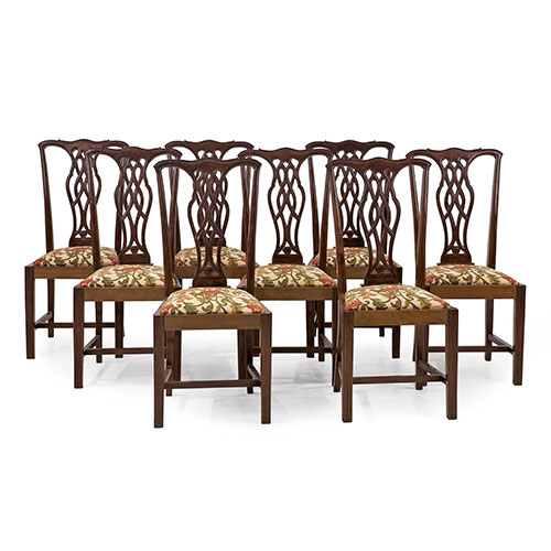 Sub.:18 - Lote: 1367 -  Conjunto de 8 sillas de comedor estilo Chippendale en madera patinada.