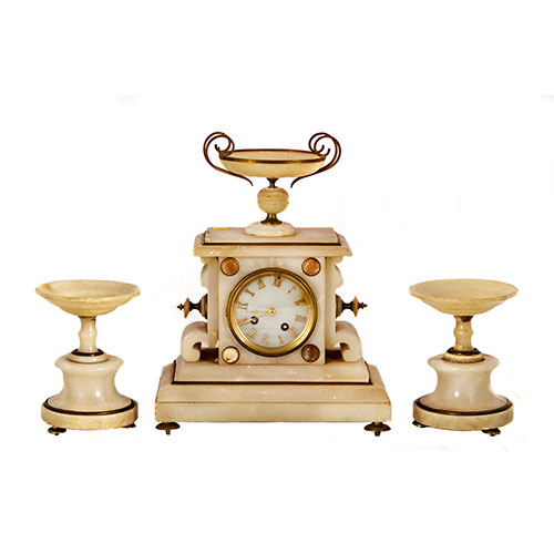 Sub.:18 - Lote: 219 -  Guarnici�n en alabastro con aplicaciones en bronce. Francia, �poca Napole�n III.