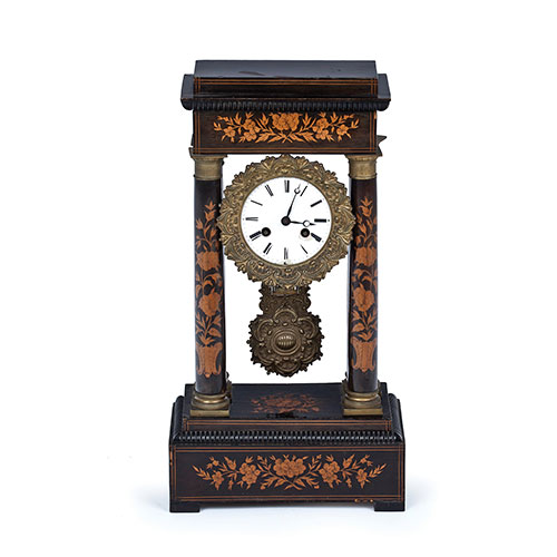 Sub.:18 - Lote: 1181 -  Reloj de columnas con marquetera de motivos florales. Esfera esmaltada con numeracin romana, s. XIX. Con pndulo. Desperfectos.