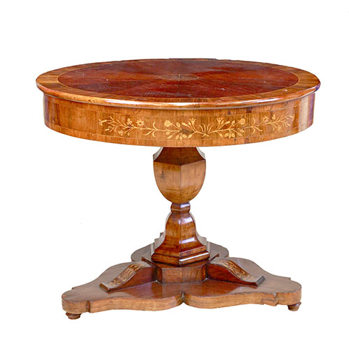 Sub.:18 - Lote: 190 -  Mesa velador mallorquina en caoba, palosanto y limoncillo. De pie central ochavado con forma de jarr�n que reposa sobre tarima recortada. Fald�n decorado con marqueter�a de motivos florales. De �poca fernandina, ca. 1820.