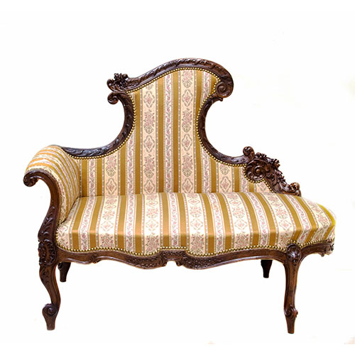 Sub.:18 - Lote: 184 -  Chaise-longue en madera tallada con respaldo alto de arpa. Tapicera bien conservada.