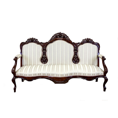 Sub.:18 - Lote: 1268 -  Sof� isabelino en madera de caoba. Con tres cuerpos, copetes tallados y tapicer�a de rayas en buen estado. S. XIX