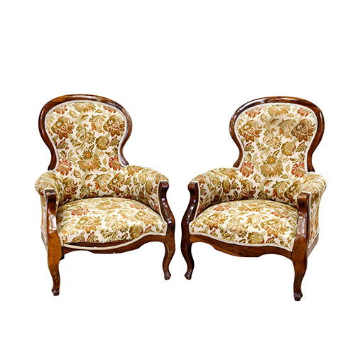 Sub.:18 - Lote: 191 -  Pareja de sillones isabelinos en madera de nogal, con respaldo de medalln y tapicera floral. S.XIX.