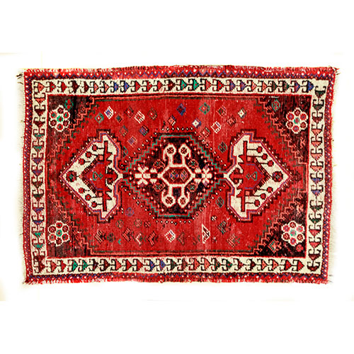 Sub.:18 - Lote: 339 -  Peque�a alfombra tipo oriental, con figuras geom�tricas dispuestas en simetr�a sobre fondo rojo en el campo central y orla exterior decorativa de greca org�nica sobre fondo blanco. Reformula motivos de la tradici�n turca, s. XX.