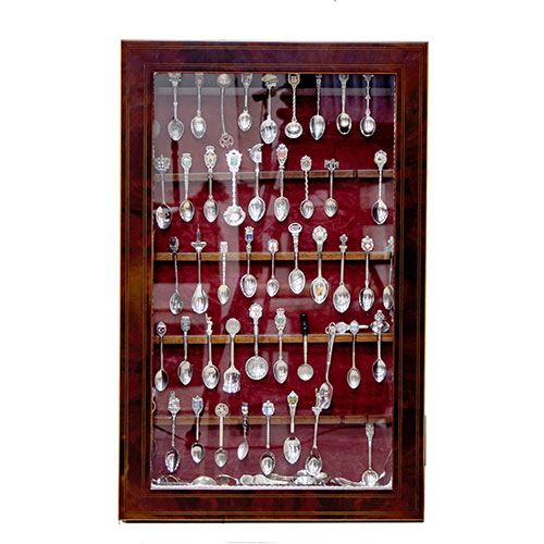 Sub.:18 - Lote: 193 -  Expositor con 64 cucharillas, en diferentes materiales.