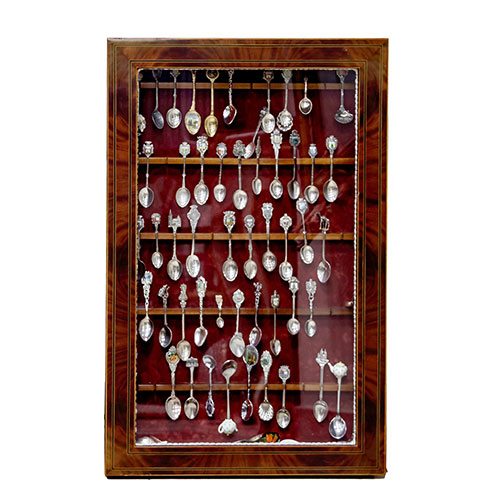 Sub.:18 - Lote: 194 -  Expositor con 64 cucharillas, en direferentes medidas y materiales.