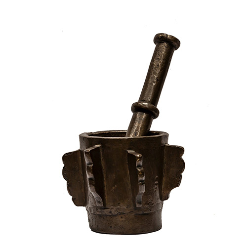 Sub.:19 - Lote: 314 -  Almirez de costillas en bronce, con mano. S. XIX.