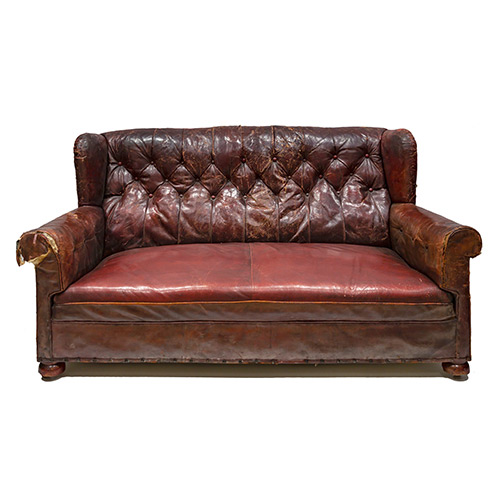 Sub.:19 - Lote: 201 -  Sof� en cuero rojo con respaldo de capiton�. 