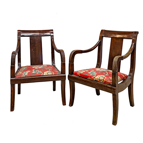 Sub.:19 - Lote: 193 -  Pareja de sillones en madera haya con asiento tapizado en rojo. s.XX