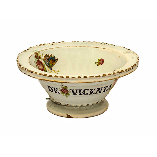Sub.:19 - Lote: 190 -  Centro de flores en cer�mica con el nombre de Vicentea Porcar con motivos vegetales y florales como decoraci�n. 