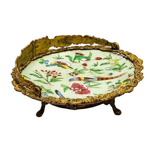 Sub.:19 - Lote: 310 -  Centro de mesa en porcelana china decorada y bronce. Francia siglo XIX