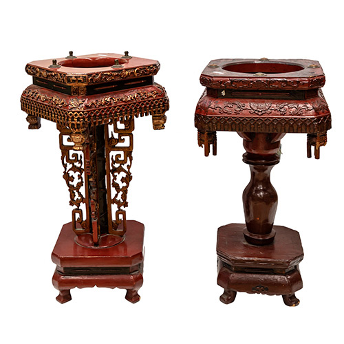 Sub.:19 - Lote: 1268 -  Dos Peanas Chinas en madera lacada.