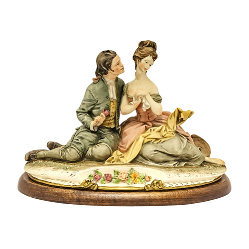 Sub.:19 - Lote: 1320 -  Figura Capodimonte con representacin de una pareja. 