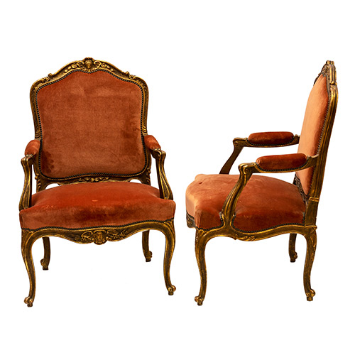 Sub.:19 - Lote: 131 -  Pareja de sillones estilo Luis XV, tapizados en terciopelo color salms. Madera dorada. S. XIX.