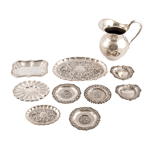 Sub.:19 - Lote: 1277 -  Lote formado por jarra y nueve platitos de diferentes formas y tama�os, realizado en plata. 