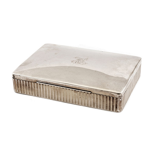 Sub.:19 - Lote: 1280 -  Caja lisa realizada en plata.