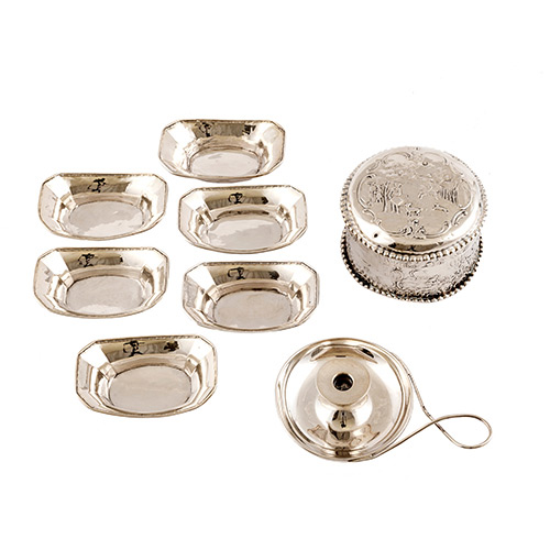 Sub.:19 - Lote: 1276 -  Lote formado por caja redonda repujada, seis bandejas y candil en plata. 