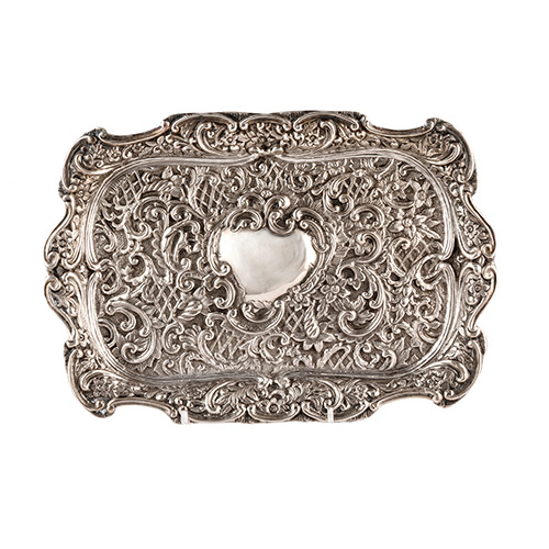 Sub.:19 - Lote: 196 -  Bandeja repujada en plata. 