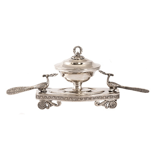 Sub.:19 - Lote: 1311 -  Chofeta en plata. Braserillo central con tapa flanqueado por dos pavos reales. 