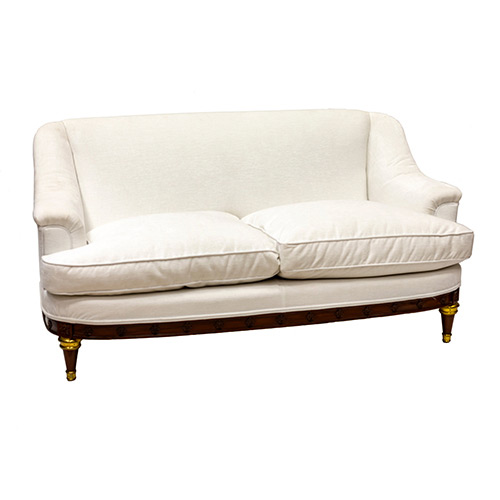Sub.:19 - Lote: 1309 -  Sof� estilo Luis XVI tapizado en blanco, con madera vista tallada. 