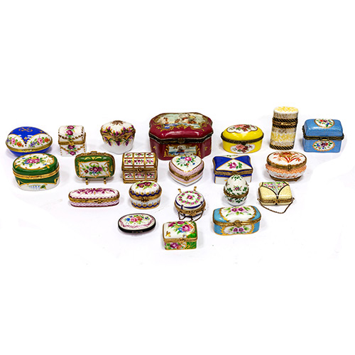 Sub.:19 - Lote: 1290 -  Colecci�n de 21 cajitas en porcelana, de diferentes tama�os.